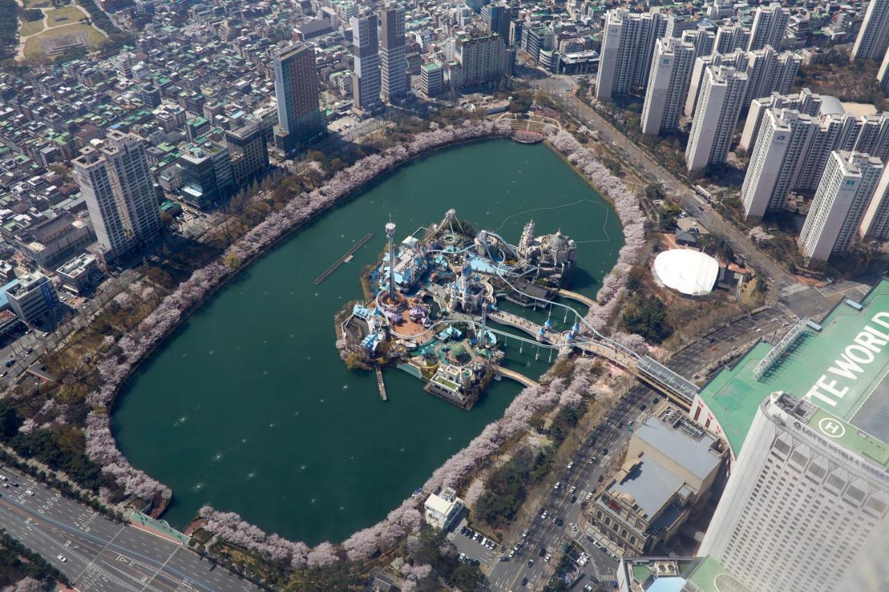Lotte Hotel World Seoul Exterior photo Aerial view of the park