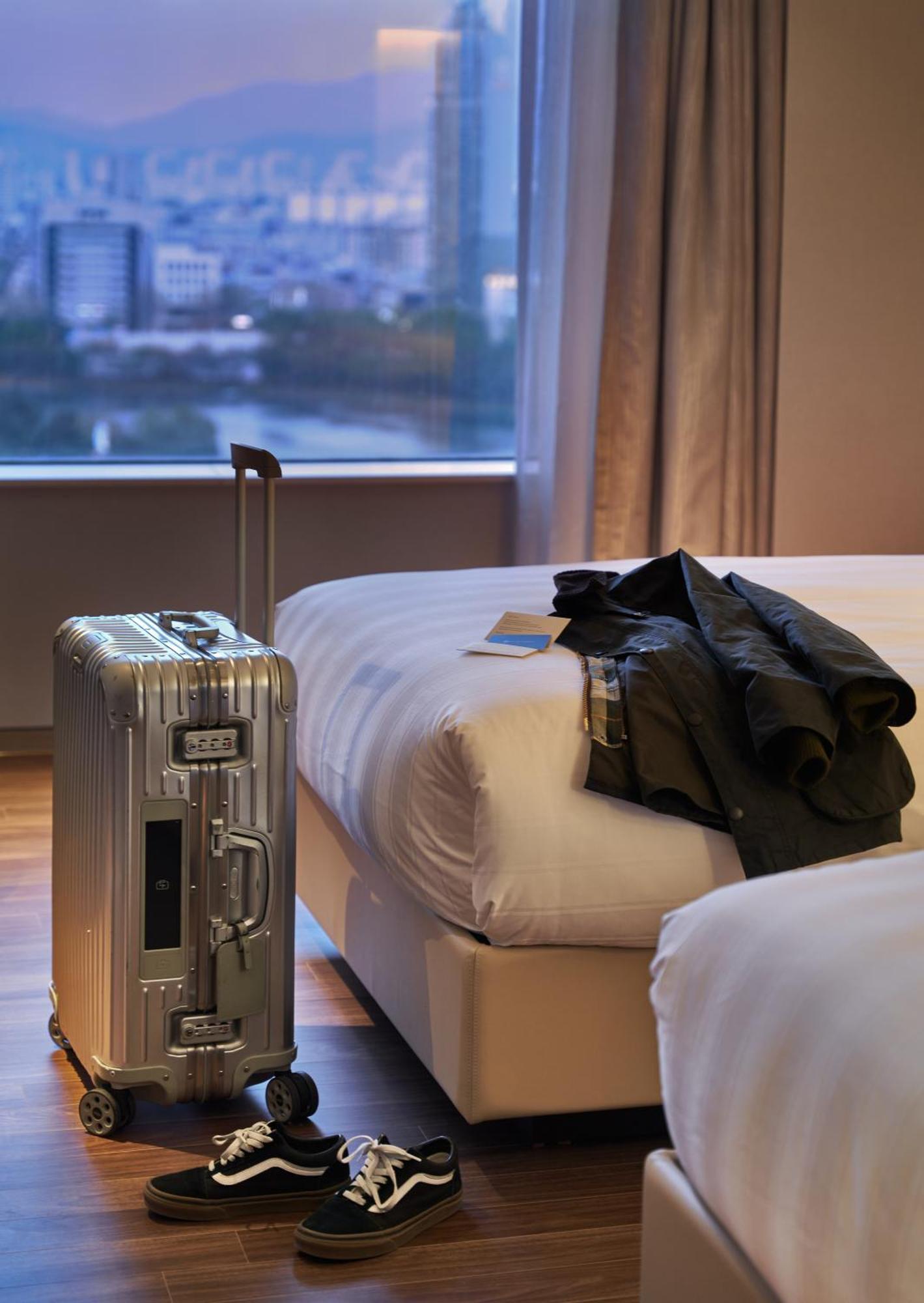 Lotte Hotel World Seoul Exterior photo A Rimowa suitcase